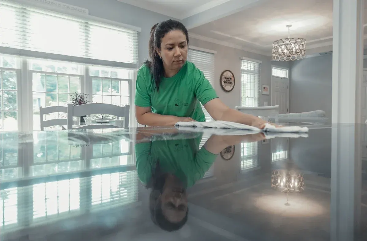 Profesional de 520 Cleaning Solutions dejando una mesa de comedor brillante como un espejo